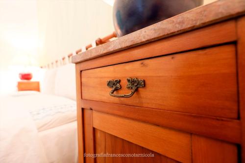 a wooden dresser with a pot on top of it at Residenza Lippolis in Castellana Grotte