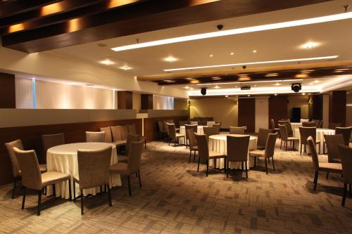Un restaurante o sitio para comer en Maya Hotel