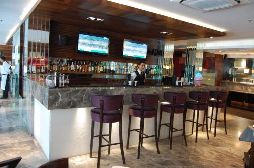 El salón o zona de bar de Maya Hotel