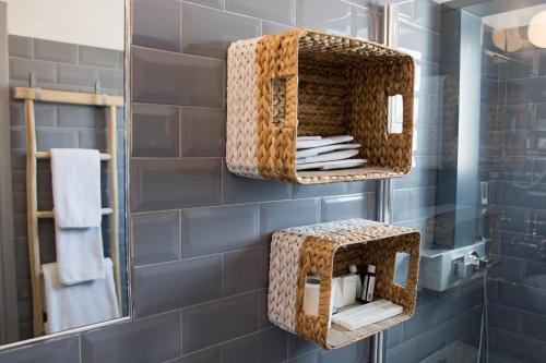 A bathroom at Gorgona Blue Studiο