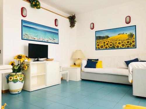 - un salon avec un canapé et une télévision dans l'établissement Un parco naturale sotto casa, à Portoferraio