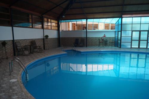 una grande piscina con acqua blu in un edificio di Hotel & Spa Las Taguas ad Arica