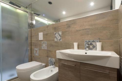 波利尼亞諾阿馬雷的住宿－AnSe' casa vacanze，浴室配有白色水槽和卫生间。