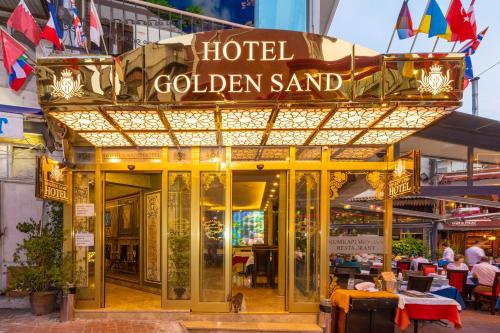 ein goldenes Sandschild vor einem Restaurant in der Unterkunft Golden Sand Hotel in Istanbul