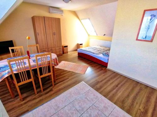 Katil atau katil-katil dalam bilik di Villa AIDA Apartman