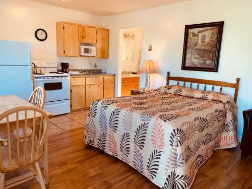 een slaapkamer met een bed en een keuken bij Fair Isle Motel in Charlottetown