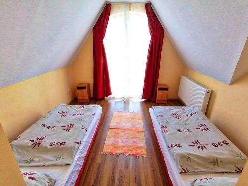 Katil atau katil-katil dalam bilik di Villa AIDA Apartman
