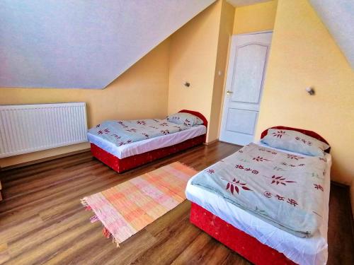 Katil atau katil-katil dalam bilik di Villa AIDA Apartman