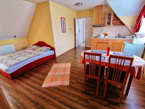 ハイドゥソボスローにあるVilla AIDA Apartmanのベッドルーム1室(ベッド1台、テーブル付)、キッチン