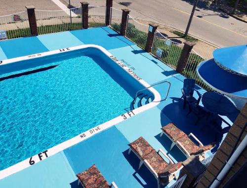 una piscina con sillas en el agua en Olympia Motel en Cataratas del Niágara