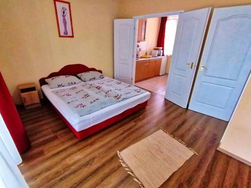 Katil atau katil-katil dalam bilik di Villa AIDA Apartman
