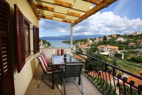 d'un balcon avec une table et des chaises et une vue. dans l'établissement Apartments Neda - perfect location & free parking, à Splitska
