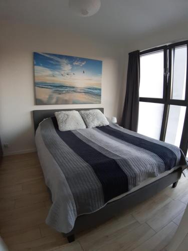 ミエンジズドロイェにあるHoryzont 201の大きな窓付きのベッドルームのベッド1台