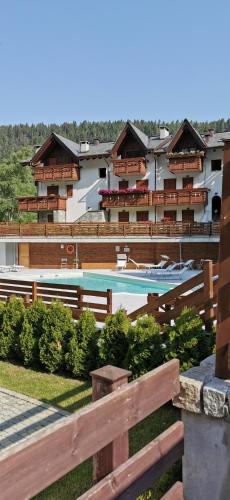 Bazén v ubytování Borgo Alpino Chalet 4 nebo v jeho okolí