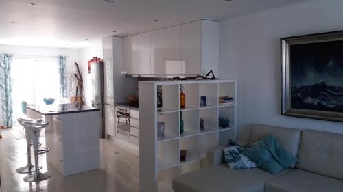a living room with a couch and a counter at Appartement Espinho in Espinho