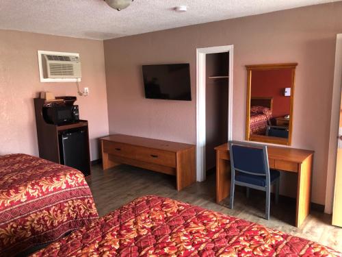Postel nebo postele na pokoji v ubytování Budget Inn - New Albany
