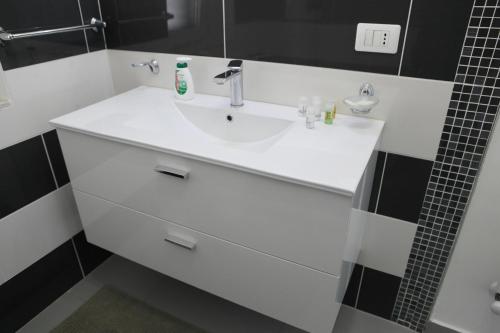 bagno con lavandino bianco e doccia di Casa Felice a Ragusa