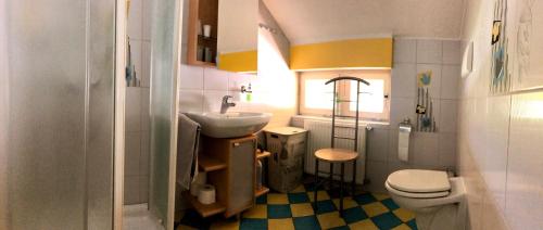 un piccolo bagno con lavandino e WC di Apartma AS a Bled