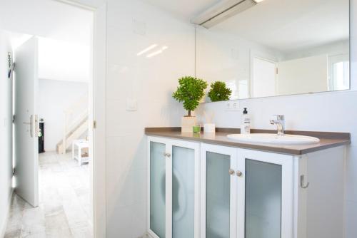 un baño con lavabo y espejo en Casara Uno - Hermoso Loft en Playa Zahora, en Zahora