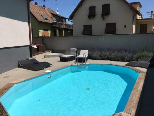 une piscine dans l'arrière-cour d'une maison dans l'établissement LA TERRASSE SELESTADIENNE, à Sélestat