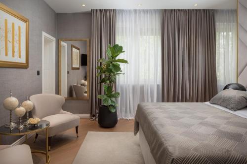sypialnia z łóżkiem, stołem i krzesłem w obiekcie Five Elements Luxury Rooms w Splicie