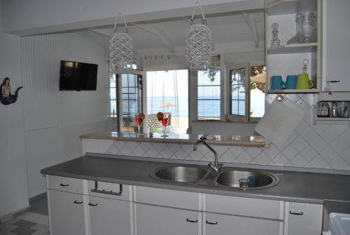 Dapur atau dapur kecil di Hatzidakis Beach Retreat