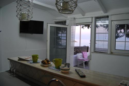 Televisyen dan/atau pusat hiburan di Hatzidakis Beach Retreat
