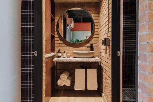 Ένα μπάνιο στο The Somos Beats Hotel & Rooftop