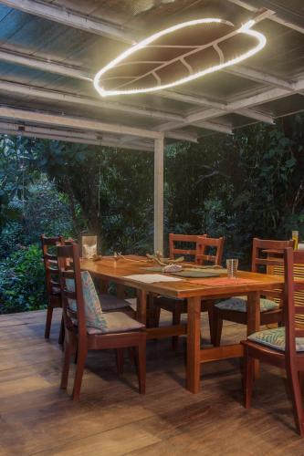 una mesa de madera y sillas en un patio en Hotel Heliconia Panamá en Malena