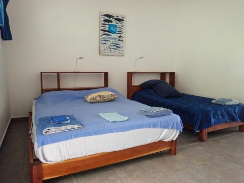 Hotel Heliconia Panamá في Malena: سريرين في غرفة عليها مناشف