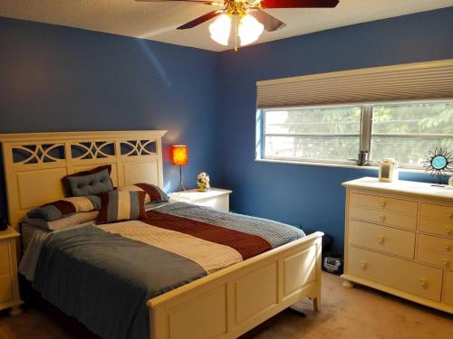 ein Schlafzimmer mit einem Bett und einem Deckenventilator in der Unterkunft Large Lush Oasis Paradise by FLL Beach and Galleria - 2bd 2ba in Fort Lauderdale
