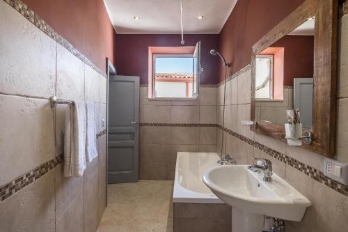een badkamer met een wastafel en een spiegel bij Art House in Siracusa