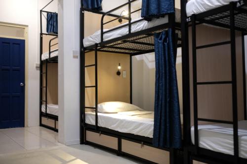 Bunk bed o mga bunk bed sa kuwarto sa Ragamuffin Hostel