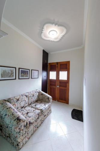 a living room with a couch in a room at Apartamentos Primavera in Jardin