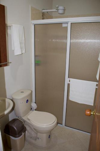a small bathroom with a toilet and a shower at Apartamentos Primavera in Jardin