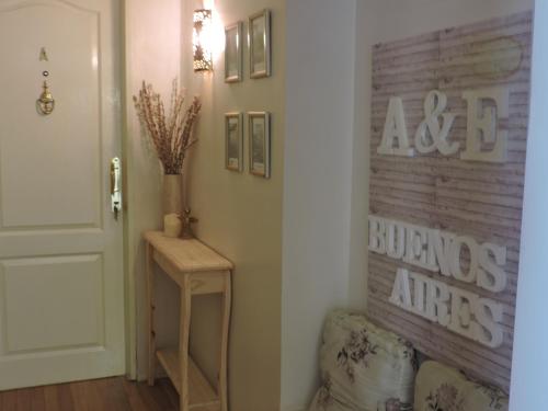 ein Flur mit einem Stuhl und eine Wand mit einer Tür in der Unterkunft A & E Buenos Aires in Buenos Aires