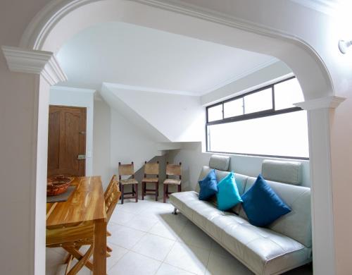 a living room with a couch and a table at Apartamentos Primavera in Jardin