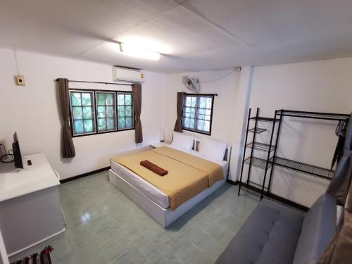 sypialnia z łóżkiem i 2 oknami w obiekcie Fullmoon House Samui w mieście Lamai