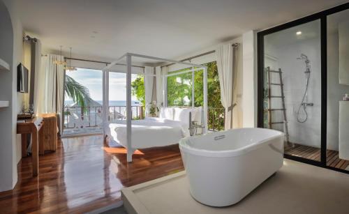 Villa Nalinnadda Petite Hotel & Spa, Adults Only - SHA Extra Plus في شاطئ لاماي: حمام مع حوض استحمام وحوض استحمام