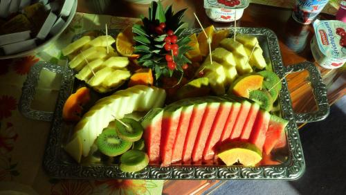 ein Tablett mit Obst und Gemüse auf dem Tisch in der Unterkunft Hotel Villa Alice in Thale