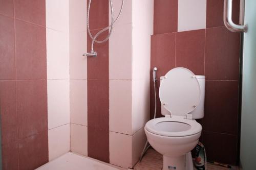 Vonios kambarys apgyvendinimo įstaigoje RedLiving Apartemen Saladdin Mansion - RAN Management