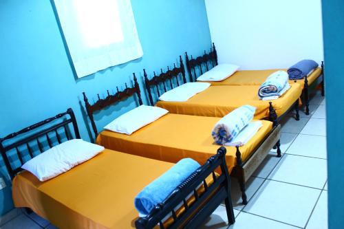 HOSTEL Divinópolis tesisinde bir odada yatak veya yataklar