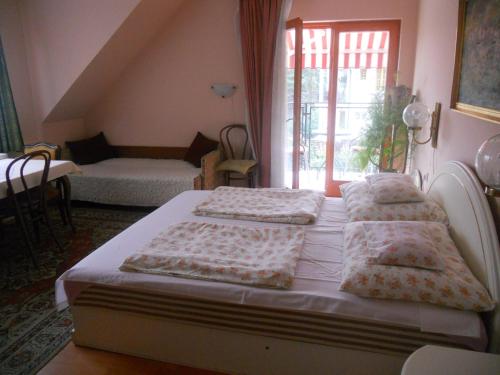Katil atau katil-katil dalam bilik di Hejő Apartman
