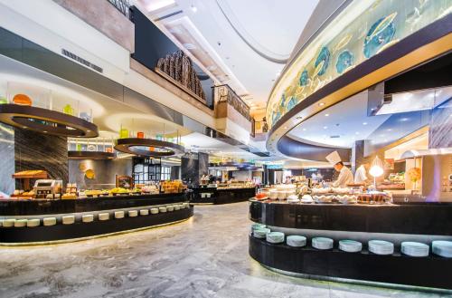 a restaurant with a chef preparing food at Grand Hi Lai Hotel in Kaohsiung