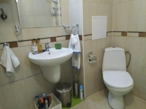een badkamer met een wit toilet en een wastafel bij Golden Dreams Apartment in Sunny Beach