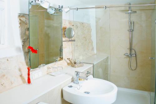 a bathroom with a sink and a shower at Hotel Rural Binigaus Vell in Es Migjorn Gran