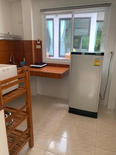 Kuchyň nebo kuchyňský kout v ubytování Nitchanan Villa