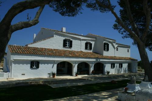 an exterior view of the house at Hotel Rural Binigaus Vell in Es Migjorn Gran
