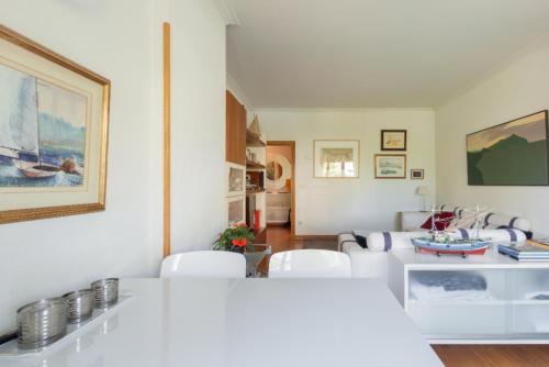 uma sala de estar com uma mesa branca e cadeiras em Ondarreta Beach & Terrace em San Sebastián