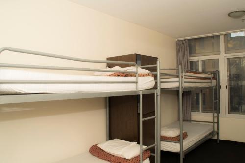 two bunk beds in a small room at 790 on George Backpackers in Sydney